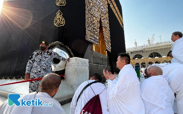 Thumbnail Hajar Aswad diantara sinar matahari dan doa khusyuk jamaah di shaf pertama Masjidil Haram menjelang shalat Dzuhur, Rabu 26/10. (Foto: Kiagus Firdaus/Ketik)