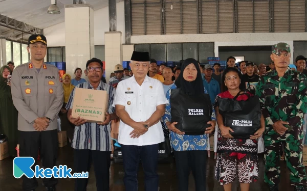 Thumbnail Bantu Nelayan Hadapi Perubahan Iklim, Kapolres Malang Distribusikan Ratusan Paket Sembako