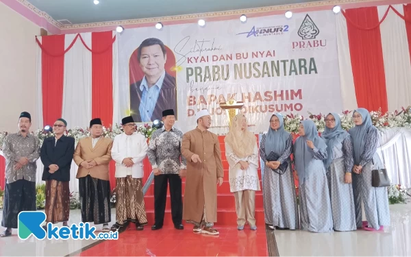 Thumbnail Disaksikan Hashim, Ratusan Kyai-Bu Nyai Dukung Prabowo-Gibran di Ponpes An Nur 2 Malang