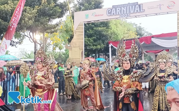 Thumbnail Diguyur Hujan, Kanjuruhan Culture Carnival di Kabupaten Malang Tetap Meriah