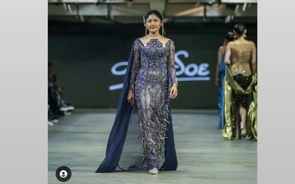 Anggunnya Mantu Jokowi Erina Gudono Kenakan Kebaya di Catwalk JF3