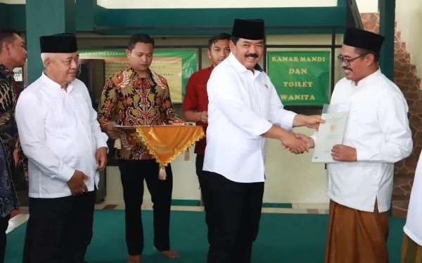 Thumbnail Peduli Rumah Ibadah, Menteri ATR/BPN Bagikan 30 Sertipikat Tanah Wakaf di Kabupaten Malang