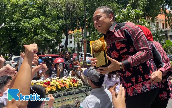 Thumbnail Kemeriahan Kirab Penghargaan Adipura Kencana Kota Surabaya, Cak Eri Disambut Ribuan Warga