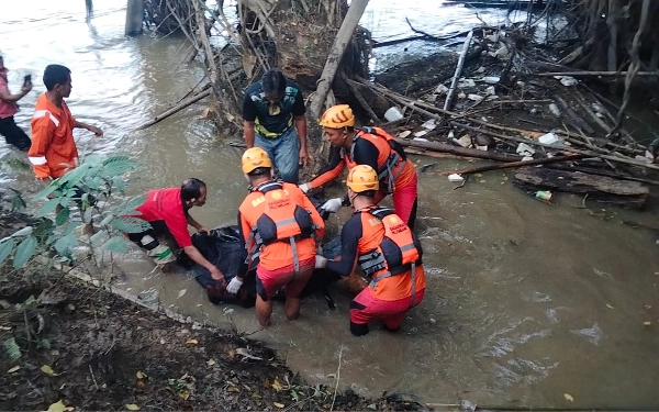 Thumbnail 4 Hari Tenggelam, Team SAR Temukan Pete Sanjaya Mengapung di Atas Tumpukan Bambu