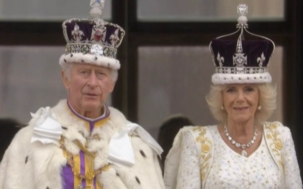 Thumbnail Raja Inggris Charles III dan Permaisuri Camilla menyapa warga dari atas balkon Istana Buckingham, Sabtu (6/5/2023). (Foto: Twiitter @coronation2023)