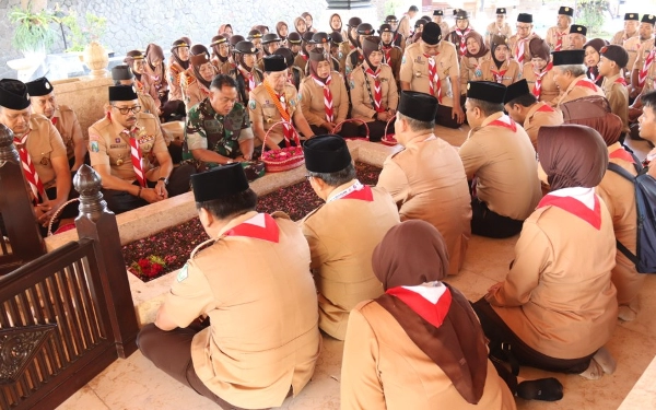 Thumbnail Peringati Hari Pramuka, Pengurus Kwarda Jatim Tabur Bunga di Makam Sang Proklamator