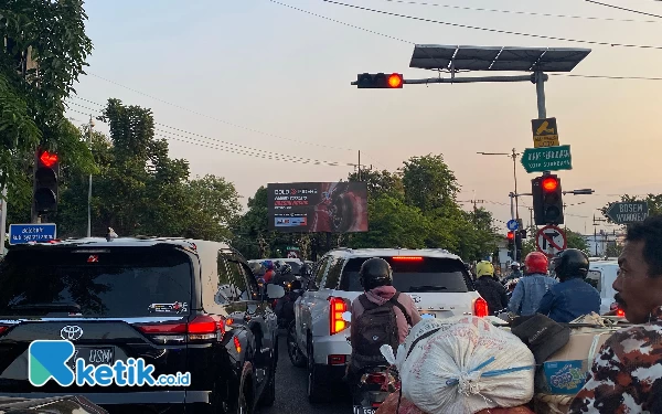 Thumbnail Wali Kota Surabaya Bakal Kurangi Waktu Lampu Merah Demi Minimalisir Polusi