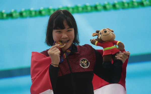 Thumbnail Perenang Flairene Candrea Jadi Pembawa Bendera Kontingen Indonesia di Pembukaan SEA Games 2023