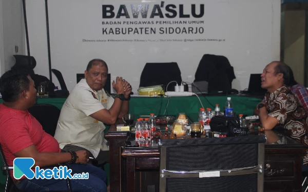 Thumbnail Berita - Bawaslu Sidoarjo dan Satpol PP Bakal Sapu  Bersih Alat Peraga Kampanye yang Dipasang Melanggar