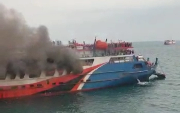 Kapal Feri Terbakar di Merak Banten