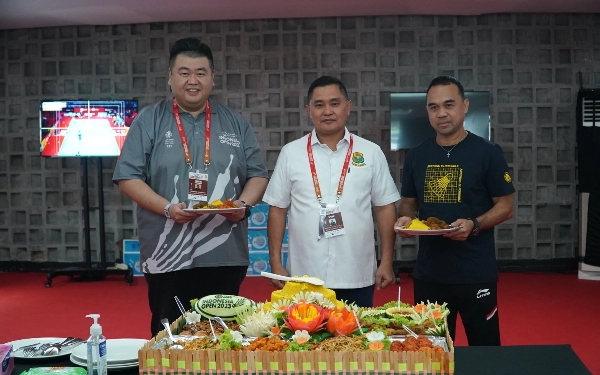 Thumbnail Jelang Indonesia Open, Fadil Imran Gelar Potong Tumpeng dan Beri Semangat Wakil Indonesia