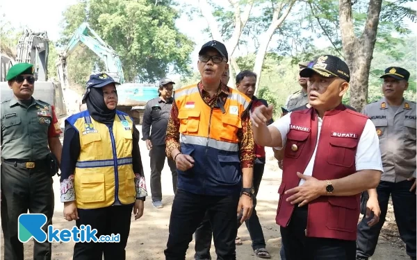 Thumbnail Ditinjau Bupati Malang, DPUBM Upayakan Agar Longsor Tak Berulang di Jalan Rajekwesi