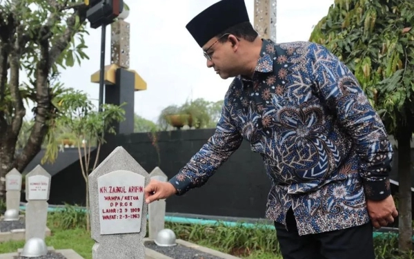 Anies Baswedan Ziarah ke Makam KH Zainul Arifin Pohan 