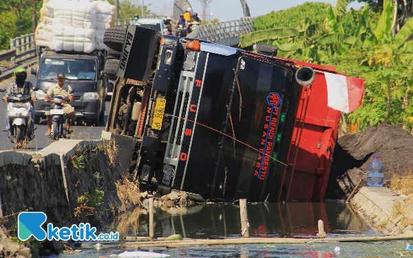 Thumbnail Berita - Dump Truck Terperosok di Turunan Flyover Anggaswangi Sidoarjo