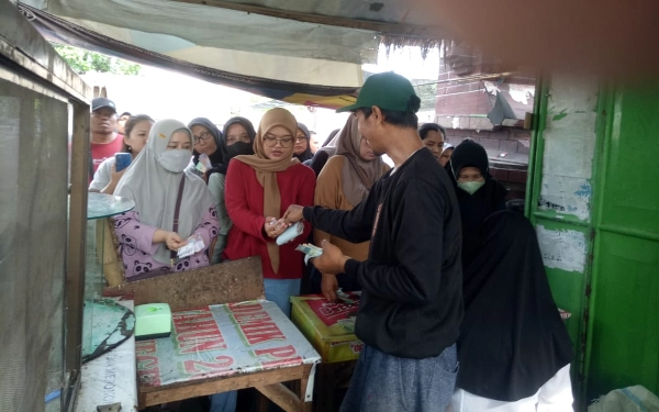 Unik, Pengunjung Harus Tukar Uang dengan Kepingan Kayu Agar Bisa Beli Makanan di Pasar Lawasan Surabaya