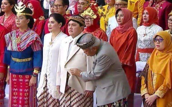 Thumbnail Lagi Viral, Ternyata Ini Alasan Menteri PUPR Pak Basuki 'Ngecek' Baju Erick Thohir