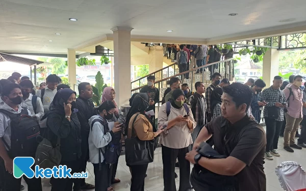 Thumbnail Ribuan Pencari Kerja Padati Job Fair Assik yang Digelar Pemkot Surabaya