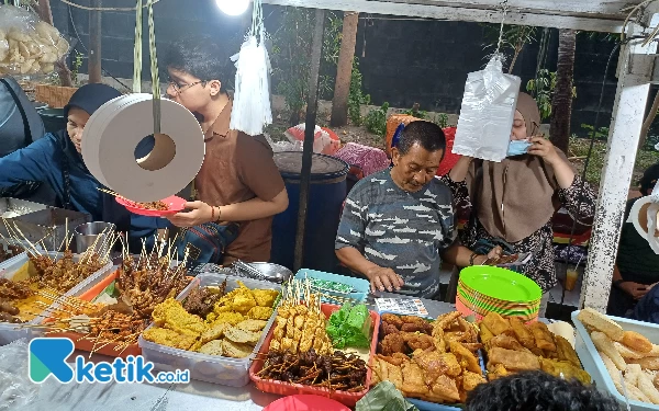 Thumbnail Unik! Pedagang di Jl Bintoro Surabaya Ini Jualan Krisdayanti hingga Mbok Enom