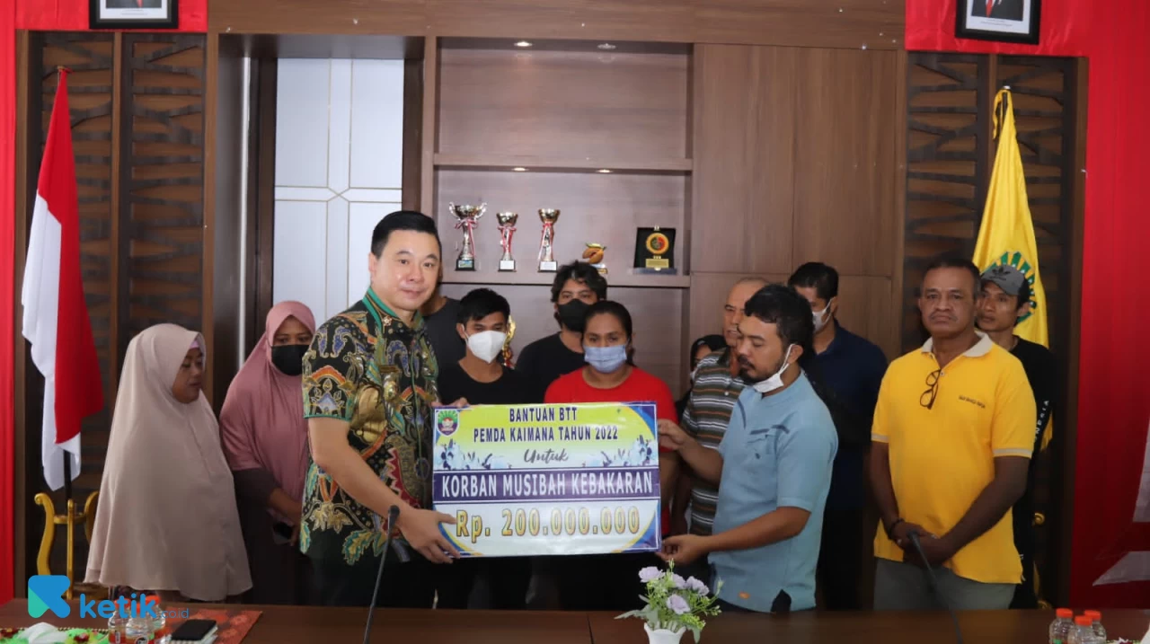 Thumbnail Pemkab Kaimana Salurkan Bantuan Rp200 Juta untuk Korban Kebakaran