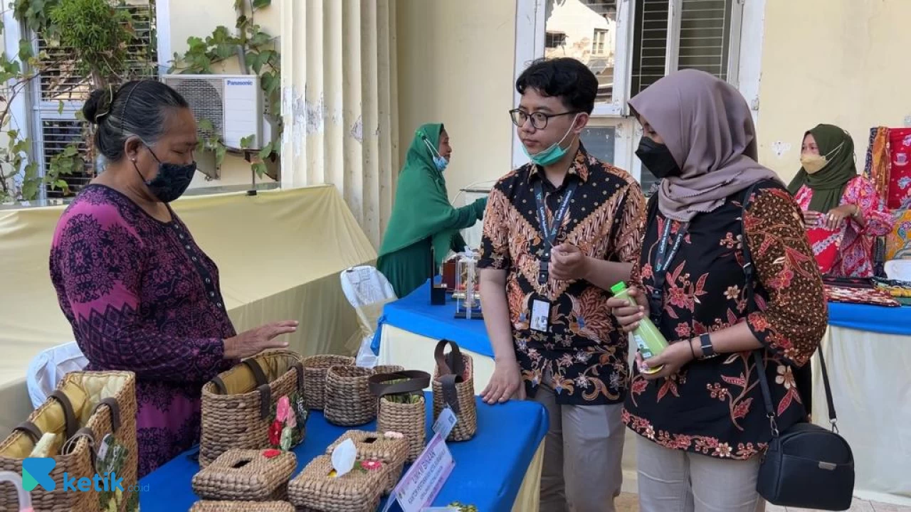 Ikawati BPN Kantah 2 Surabaya Pamerkan Produk UMKM di Tunjungan