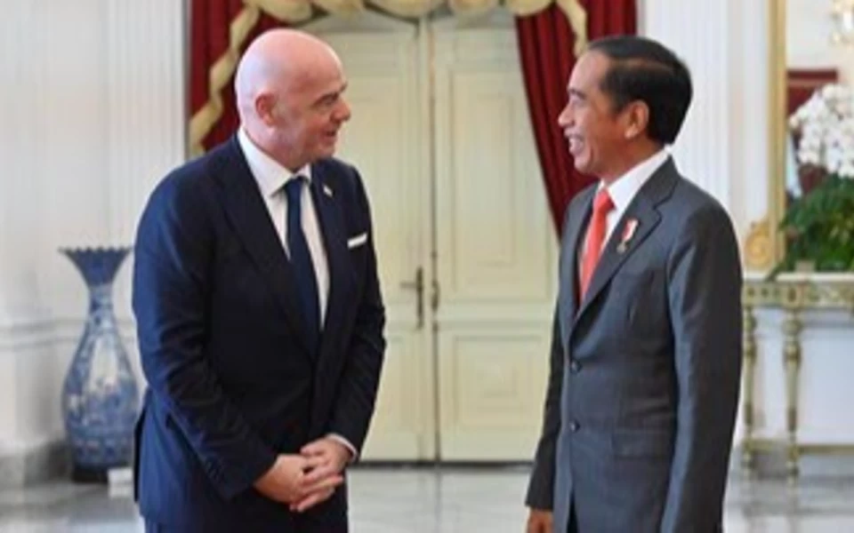 Thumbnail Berita - Jokowi dan Presiden FIFA Sepakat Kaji Ulang Sepak Bola Indonesia