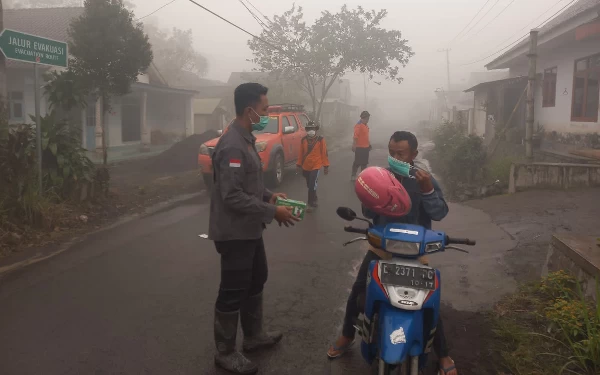 Thumbnail Status Gunung Api Semeru Naik Level IV Menjadi 'Awas'