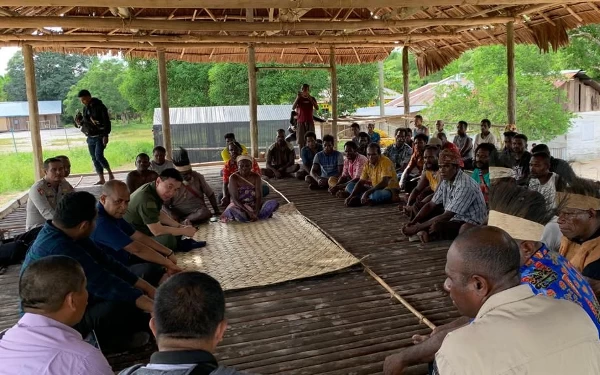 Thumbnail Berita - Safari Natal di Buruway, Bupati Kaimana Tinjau Progres Pembangunan Kampung