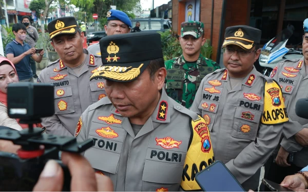 Thumbnail Berita - Semangati Anggota, Kapolda Jatim Terjun ke Sejumlah Pos Pengamanan Nataru