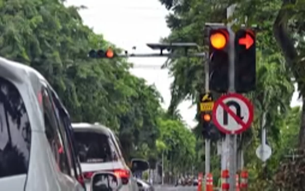 Thumbnail Traffic Light Terlama di Indonesia: Lampu Merah 12 Menit, Lampu Hijau 97 Detik