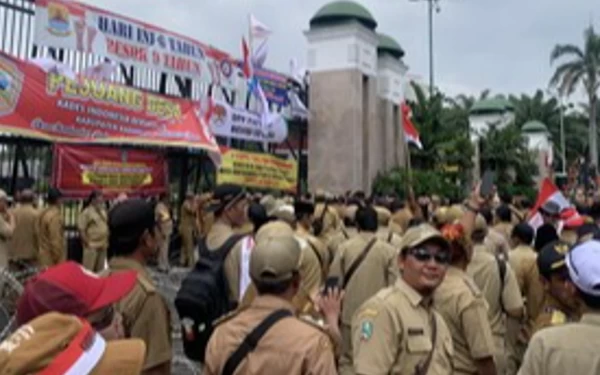 Thumbnail Ribuan Kades Demo di DPR, Tuntut  Perpanjangan Jabatan