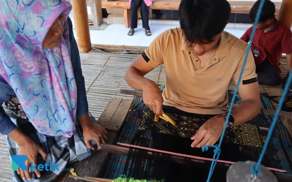 Thumbnail Mario dipuji atas proses menenun kain songket yang dinilai berhasil untuk tahap awal. (Foto: Samsul Hadi Mustofa/Ketik.co.id)