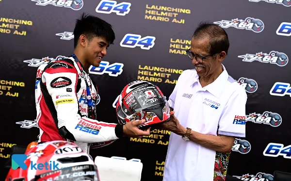 Thumbnail Mario Aji menyerahkan secara simbolis helm KYT TT Course yang akan dia kenakan di Moto3 2023 ke Suprawoto