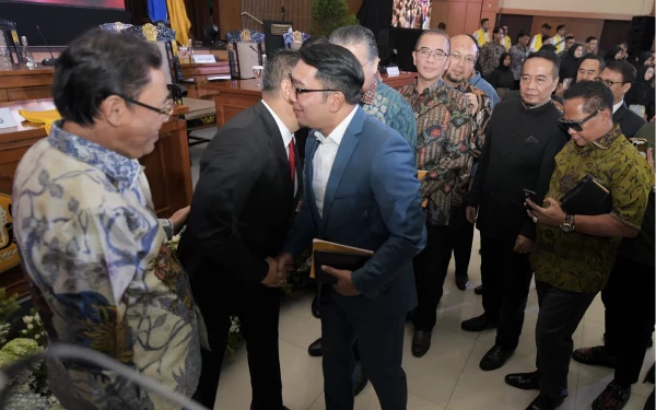 Thumbnail Ridwan Kamil Beri Selamat ke Bamsoet yang Raih Gelar Doktor 