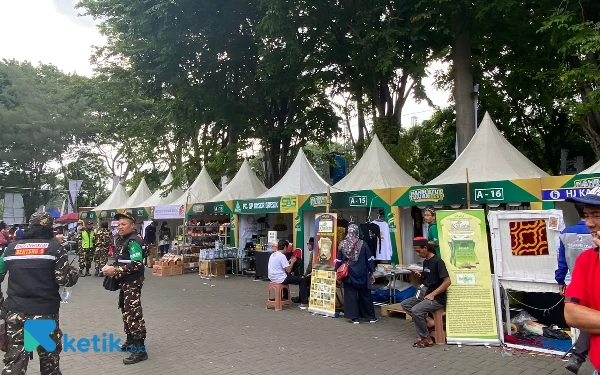 Thumbnail Beberapa stand UMKM meramaikan acara akbar Harlah 1 abad NU. (Foto: Shinta/Ketik.co.id)