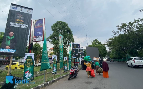 Thumbnail Bendera hijau khas Nahdlatul Ulama (NU) menghiasi seluruh wilayah Sidoarjo dari mulai exit tol hingga jantung Kota Sidoarjo. (Foto: Shinta/Ketik.co.id)