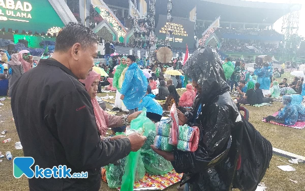 Thumbnail Hujan Mengguyur GOR Delta Sidoarjo, Pedagang Jas Hujan Raih Untung