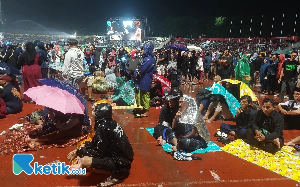 Totalitas! Ribuan Jemaah Rela Hujan-hujanan Demi 1 Abad NU