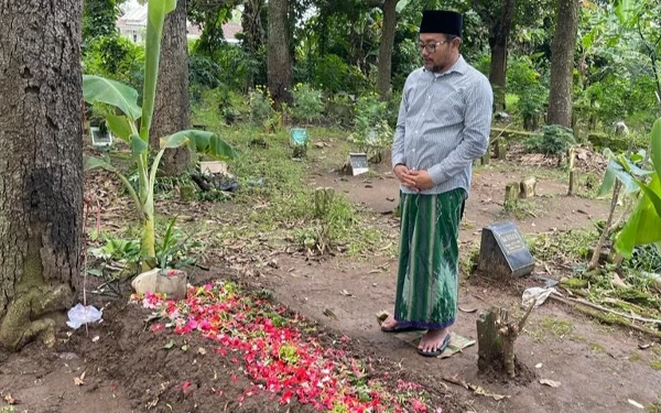 Gus Salam Ziarah ke Makam Imam Suhrowardi di Jombang