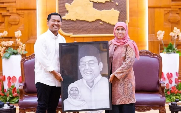 Thumbnail Khofifah Dapat Hadiah Lukisan Gus Dur dari PMII Jatim