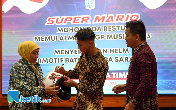 Thumbnail Berita - Spesial! Gubernur Khofifah Dapat Helm Motif Batik Sarangan dari Mario Aji