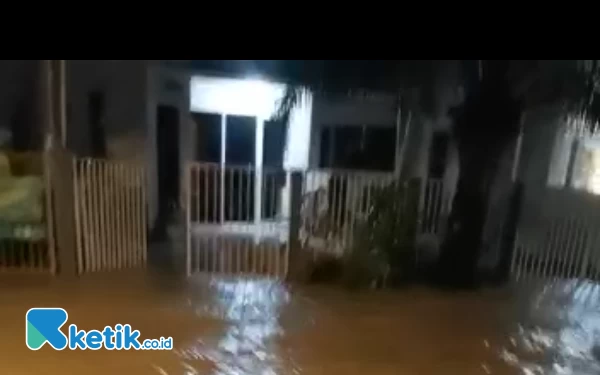 Thumbnail Tanggul Jebol di Gresik, Sejumlah Pemukiman Warga Terendam Banjir