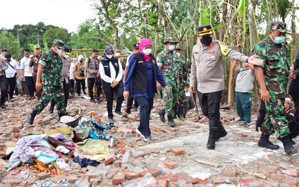 Khofifah Kunjungi Korban Ledakan Petasan di Blitar