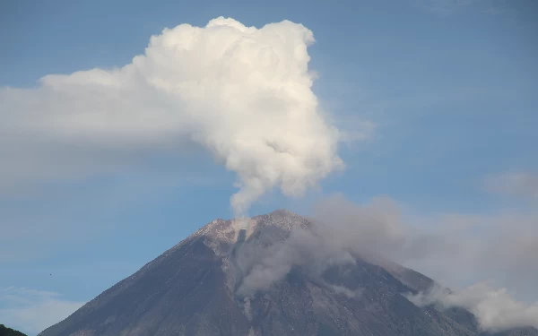 Thumbnail Berita - Hari Ini Gunung Semeru Erupsi Tiga Kali 