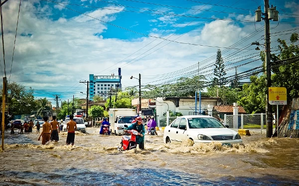 Thumbnail Curah Hujan Intensitas Tinggi Surabaya Utara Tergenang Air