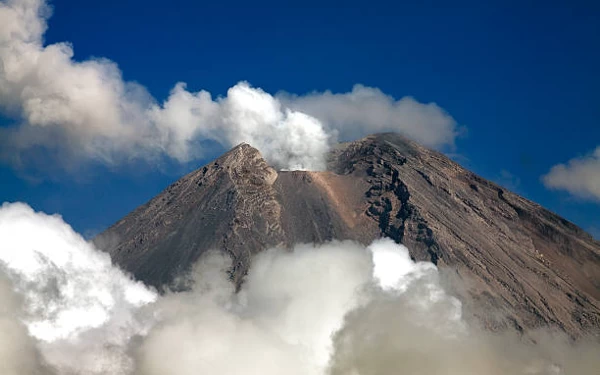 Thumbnail Semeru Kembali Erupsi Disertai Awan Panas