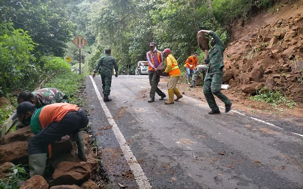 Thumbnail Berita - Tebing Longsor di Jalan Raya Pacet-Trawas