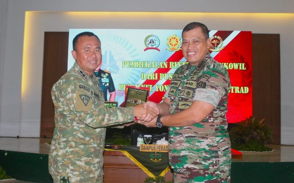 Thumbnail Perkokoh Solidaritas Internal TNI, Danpusterad Kunjungi Yonkes 2 Kostrad