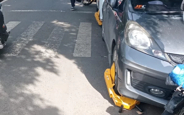 Thumbnail Tegas! Petugas Segel Mobil Nakal Parkir Sembarangan di RSSA Malang