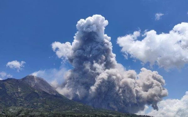 Thumbnail Hujan Abu Merapi Guyur Sejumlah Desa di Kecamatan Selo, Boyolali