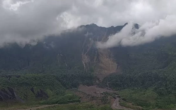 Thumbnail Longsor, Dinding Kawah Gunung Galunggung Tasikmalaya 